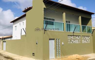 Imagem: A casa possui 4 Dormitórios, 1 Banheiro, 1 Vaga na garagem