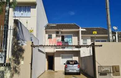 Imagem: A casa possui 3 Dormitórios, 1 Banheiro, 2 Vagas na garagem