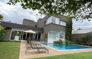 Imagem: A casa em condomínio possui 4 Dormitórios, 5 Banheiros, 5