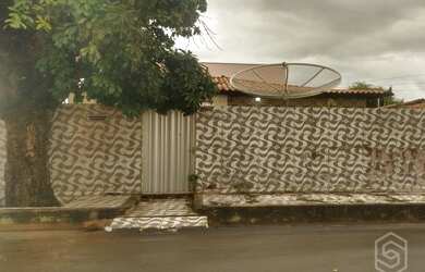 Imagem: A casa possui 3 Dormitórios, 2 Banheiros, 2 Vagas na garagem