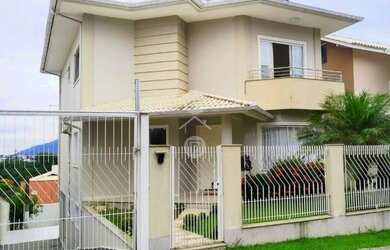 Imagem: A casa possui 3 Dormitórios, 4 Banheiros, 4 Vagas na garagem