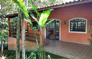 Imagem: A casa possui 4 Dormitórios, 3 Banheiros, 2 Vagas na garagem