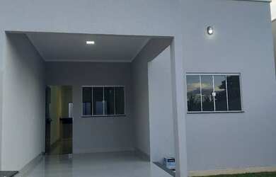 Imagem: A casa possui 3 Dormitórios, 2 Banheiros, 2 Vagas na garagem