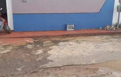 Imagem: A casa possui 2 Dormitórios, 1 Banheiro, 2 Vagas na garagem