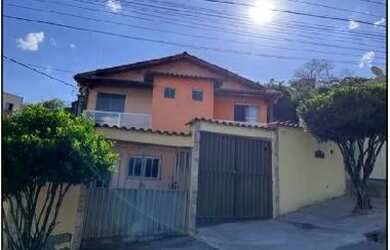 Imagem: A casa possui 3 Dormitórios, 1 Banheiro, 1 Vaga na garagem