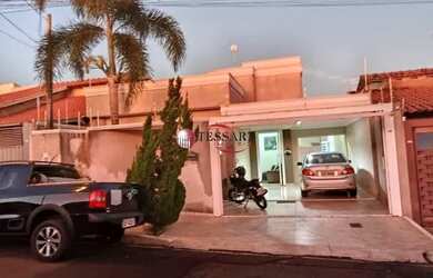 Imagem: A casa possui 2 Dormitórios, 3 Banheiros, 2 Vagas na garagem