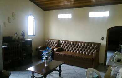 Imagem: A casa possui 3 Dormitórios, 2 Banheiros, 3 Vagas na garagem