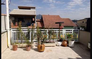 Imagem: A casa possui 3 Dormitórios, 3 Banheiros, 2 Vagas na garagem