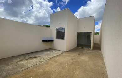 Imagem: A casa possui 2 Dormitórios, 1 Banheiro, 1 Vaga na garagem