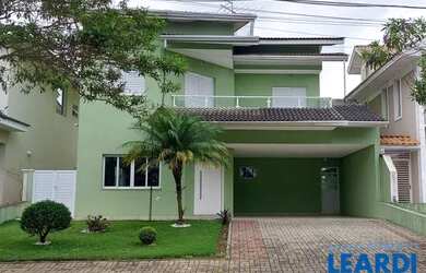 Imagem: A casa em condomínio possui 4 Dormitórios, 2 Banheiros, 4