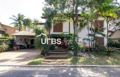 Imagem: A casa possui 3 Dormitórios, 4 Banheiros, 4 Vagas na garagem