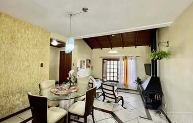 Imagem: A casa possui 3 Dormitórios, 4 Banheiros, 2 Vagas na garagem