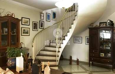 Imagem: A casa possui 4 Dormitórios, 5 Banheiros, 4 Vagas na garagem