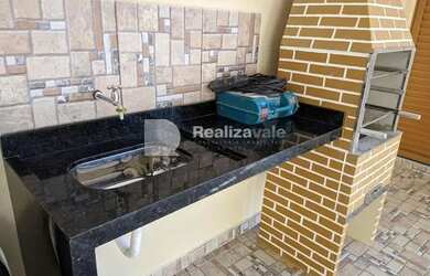 Imagem: A casa possui 4 Dormitórios, 3 Banheiros, 3 Vagas na garagem