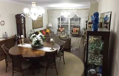 Imagem: A casa possui 4 Dormitórios, 5 Banheiros, 5 Vagas na garagem