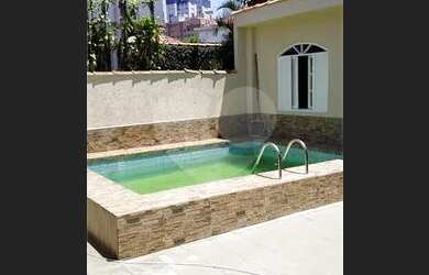 Imagem: A casa possui 3 Dormitórios, 3 Banheiros, 3 Vagas na garagem