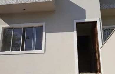 Imagem: A casa possui 3 Dormitórios, 2 Banheiros, 2 Vagas na garagem