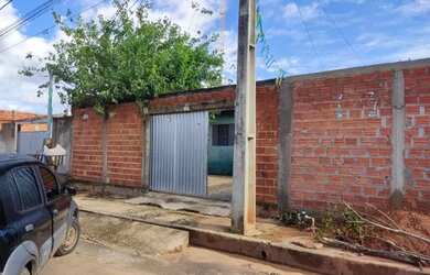 Imagem: A casa possui 2 Dormitórios, 1 Banheiro, 2 Vagas na garagem