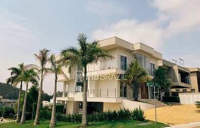 Imagem: A casa possui 4 Dormitórios, 5 Banheiros, 4 Vagas na garagem