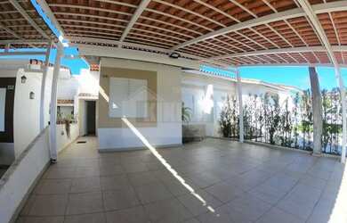 Imagem: A casa possui 3 Dormitórios, 1 Banheiro, 1 Vaga na garagem