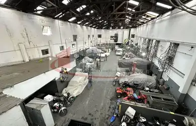 Imagem: O depósito possui 5 Vagas na garagem, 1.253m² de Área e