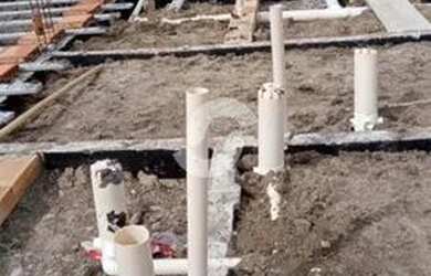 Imagem: A casa em condomínio possui 3 Dormitórios, 1 Banheiro, 2 Vagas