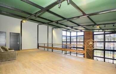 Imagem: A casa possui 3 Dormitórios, 3 Banheiros, 4 Vagas na garagem