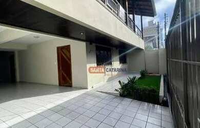 Imagem: A casa possui 3 Dormitórios, 4 Banheiros, 2 Vagas na garagem