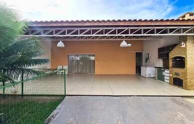 Imagem: A casa possui 4 Dormitórios, 2 Banheiros, 2 Vagas na garagem