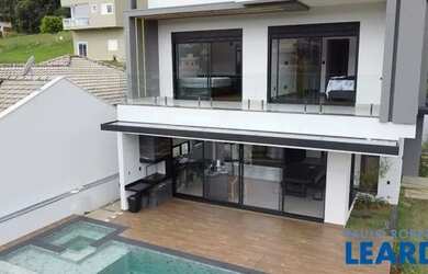 Imagem: A casa possui 4 Dormitórios, 5 Banheiros, 2 Vagas na garagem