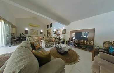 Imagem: A casa em condomínio possui 4 Dormitórios, 5 Banheiros, 3