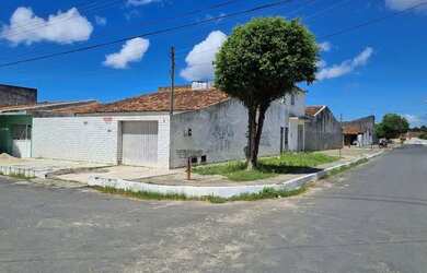 Imagem: A casa possui 4 Dormitórios, 2 Banheiros, 1 Vaga na garagem