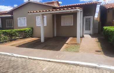 Imagem: A casa possui 3 Dormitórios, 2 Banheiros, 2 Vagas na garagem