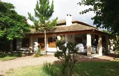 Imagem: A casa possui 2 Dormitórios, 2 Banheiros, 4 Vagas na garagem