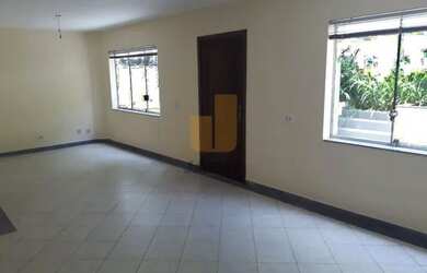 Imagem: A casa possui 3 Dormitórios, 2 Banheiros, 4 Vagas na garagem