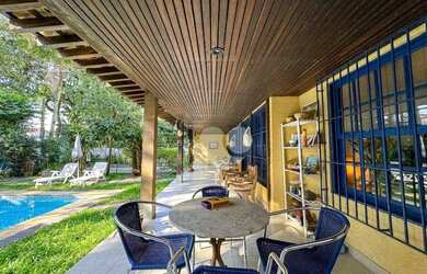 Imagem: A casa possui 4 Dormitórios, 3 Banheiros, 5 Vagas na garagem