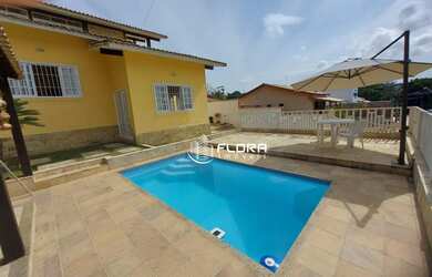 Imagem: A casa possui 4 Dormitórios, 5 Banheiros, 2 Vagas na garagem