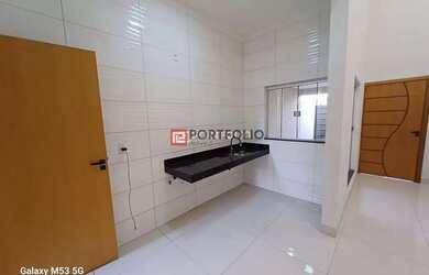 Imagem: A casa possui 3 Dormitórios, 2 Banheiros, 2 Vagas na garagem