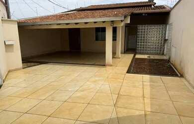 Imagem: A casa possui 2 Dormitórios, 1 Banheiro, 1 Vaga na garagem