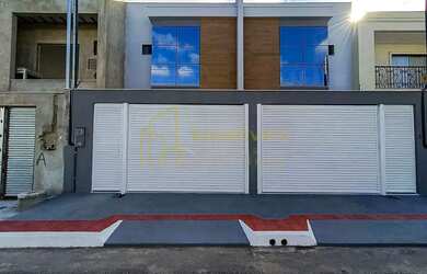 Imagem: A casa possui 3 Dormitórios, 3 Banheiros, 2 Vagas na garagem