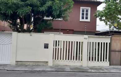 Imagem: A casa possui 3 Dormitórios, 5 Banheiros, 4 Vagas na garagem