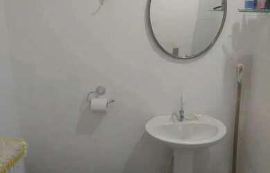 Imagem: A casa possui 3 Dormitórios, 2 Banheiros, 1 Vaga na garagem