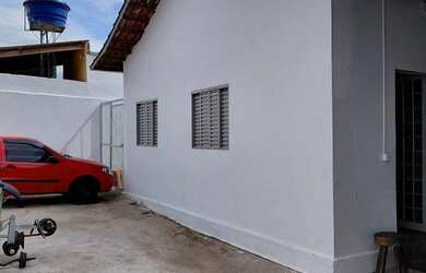 Imagem: A casa possui 2 Dormitórios, 1 Banheiro, 3 Vagas na garagem