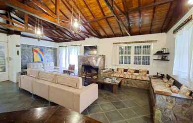 Imagem 9: Casa ampla com piscina, possuindo 4 dormitórios, localizada em Itaara