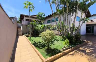 Imagem: A casa possui 3 Dormitórios, 3 Banheiros, 4 Vagas na garagem