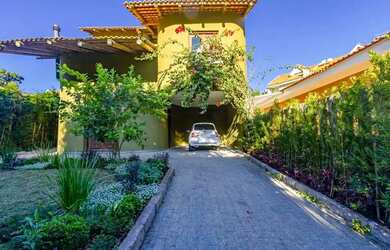 Imagem: A casa possui 4 Dormitórios, 3 Banheiros, 3 Vagas na garagem