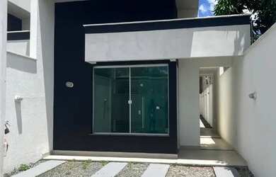 Imagem: A casa possui 3 Dormitórios, 2 Banheiros, 2 Vagas na garagem