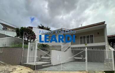 Imagem: A casa possui 3 Dormitórios, 4 Banheiros, 3 Vagas na garagem