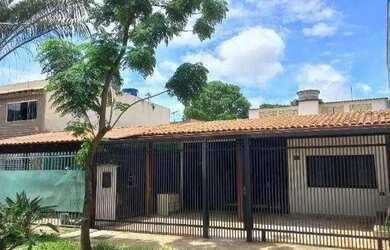 Imagem: A casa possui 3 Dormitórios, 2 Banheiros, 1 Vaga na garagem