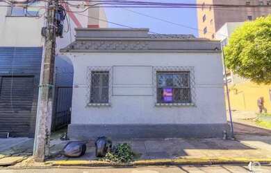 Imagem: A casa possui 1 Dormitório, 2 Banheiros, 1 Vaga na garagem